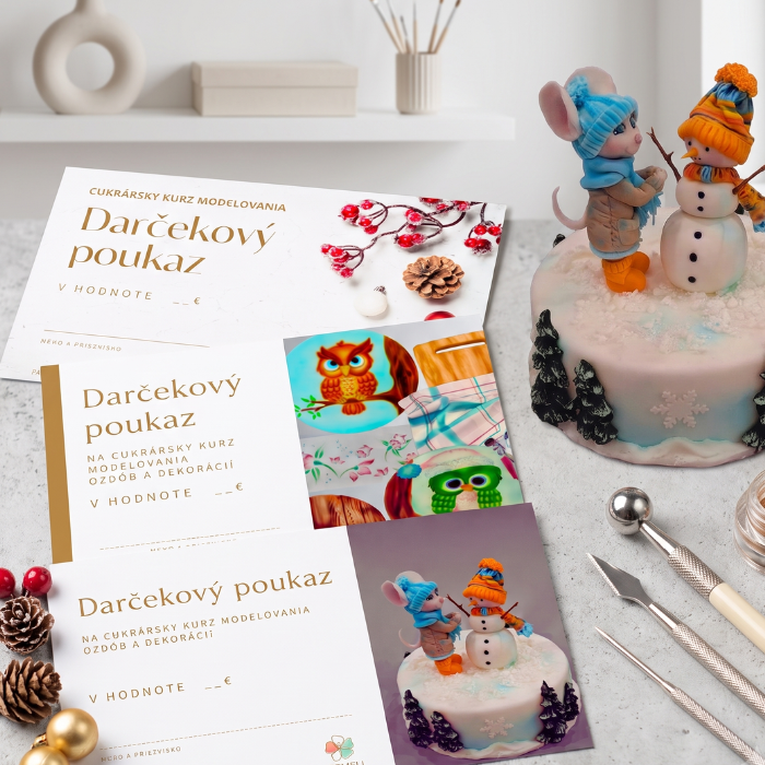 Kompozícia troch papierových darčekových poukazov na cukrárske kurzy modelovania a zdobenia Artmeli. Poukazy sú položené na stole vedľa cukrárskych modelovacích nástrojov a ukážkovej zimnej torty s figúrkou myšky a snehuliaka. Poukazy majú elegantný dizajn s miestom na vpísanie hodnoty a mena obdarovaného a sú doplnené tematickými fotografiami z kurzov.